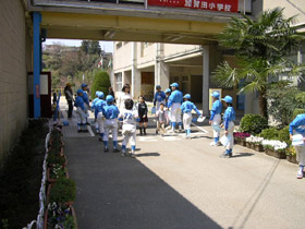 2005年4月5日 入学式のビラ配り