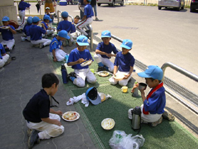 2005年4月29日 「みんなそろって昼食会」カレーを食べよう!