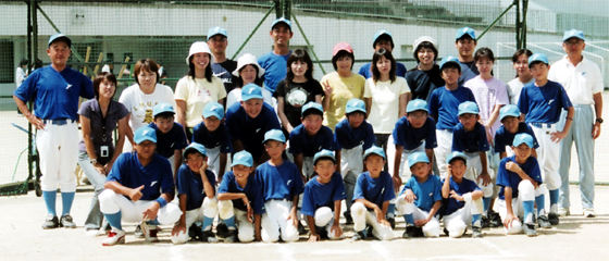 2005年8月20日夏期合宿。富田林市総合スポーツ公園で。1～6年生のみんなと、お母さん方、代表、顧問、監督、コーチと。